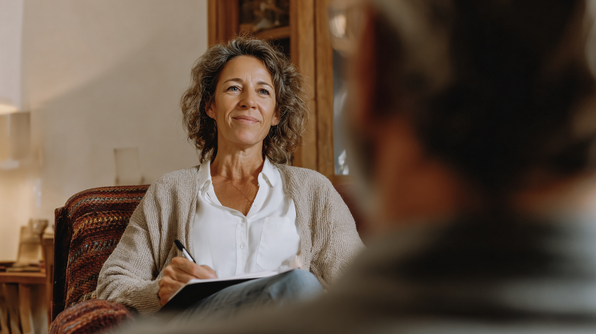 Therapeutin sitzt einem Mann gegenüber